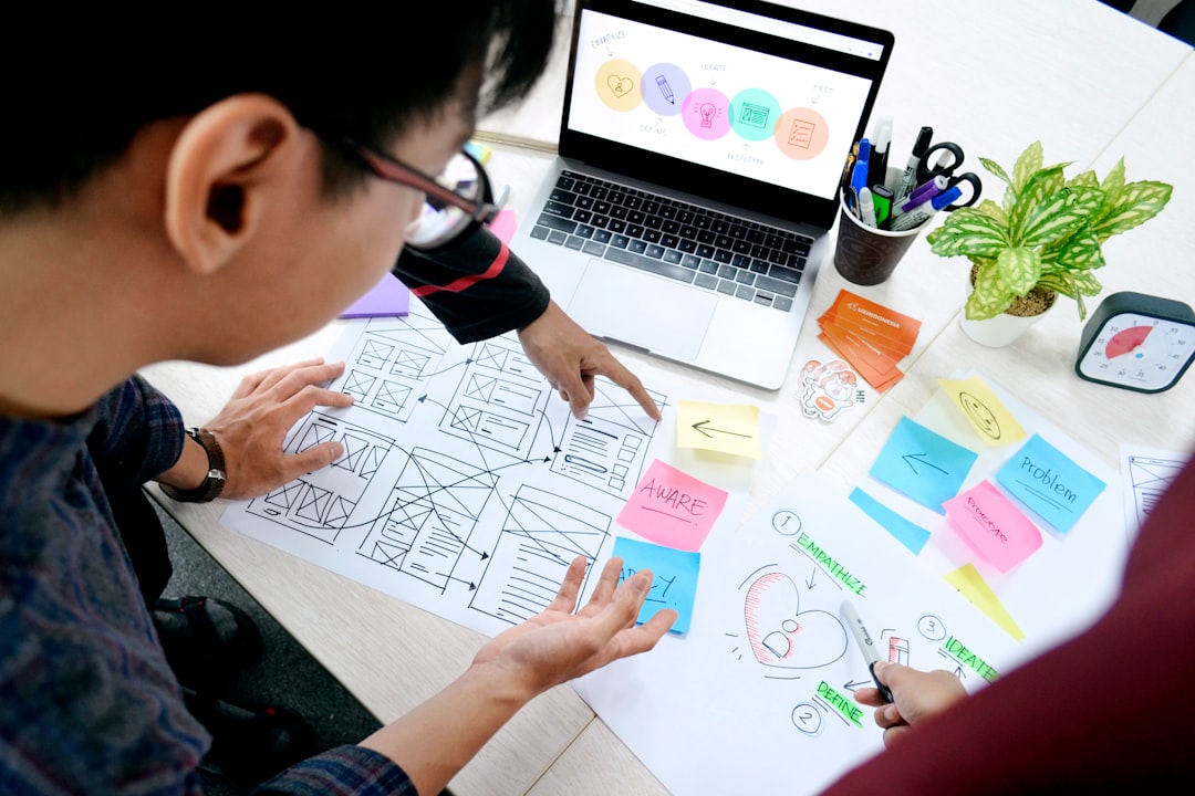Design thinking est une approche de l’innovation centrée sur l’humain, qui s’appuie sur la boîte à outils des designers pour réunir les besoins des personnes, les possibilités de la technologie et les exigences de la réussite commerciale. Le design thinking repose sur un noyau profondément centré sur l’humain. Il incite les organisations à se concentrer sur les personnes pour lesquelles elles créent, ce qui conduit à de meilleurs produits, services et processus internes.